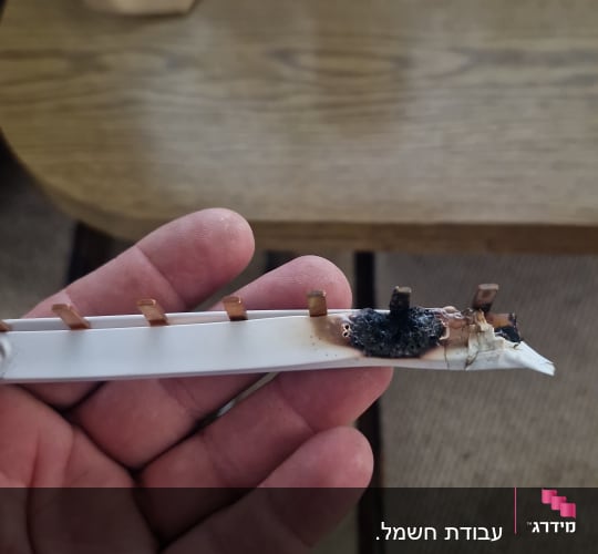 חלק חשמלי שרוף עם סימני נזק